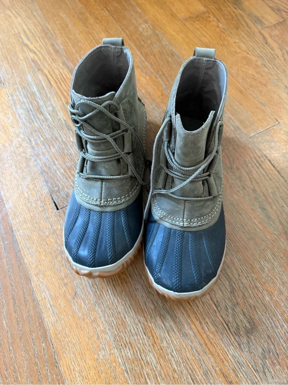 Sorel women’s Olive Green and Black Lace-Up Duck Boots size 7